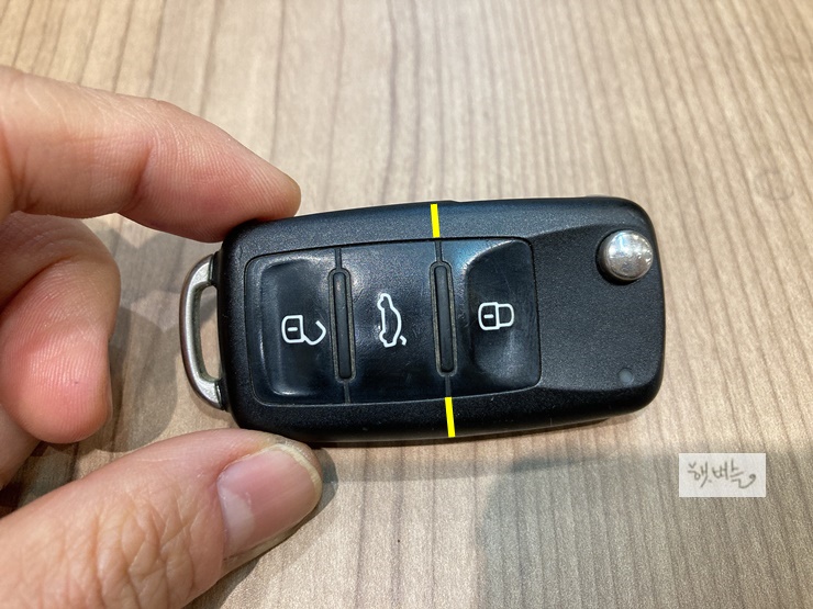 폭스바겐 구형 차량의 리모컨 키 전지 교환 방법