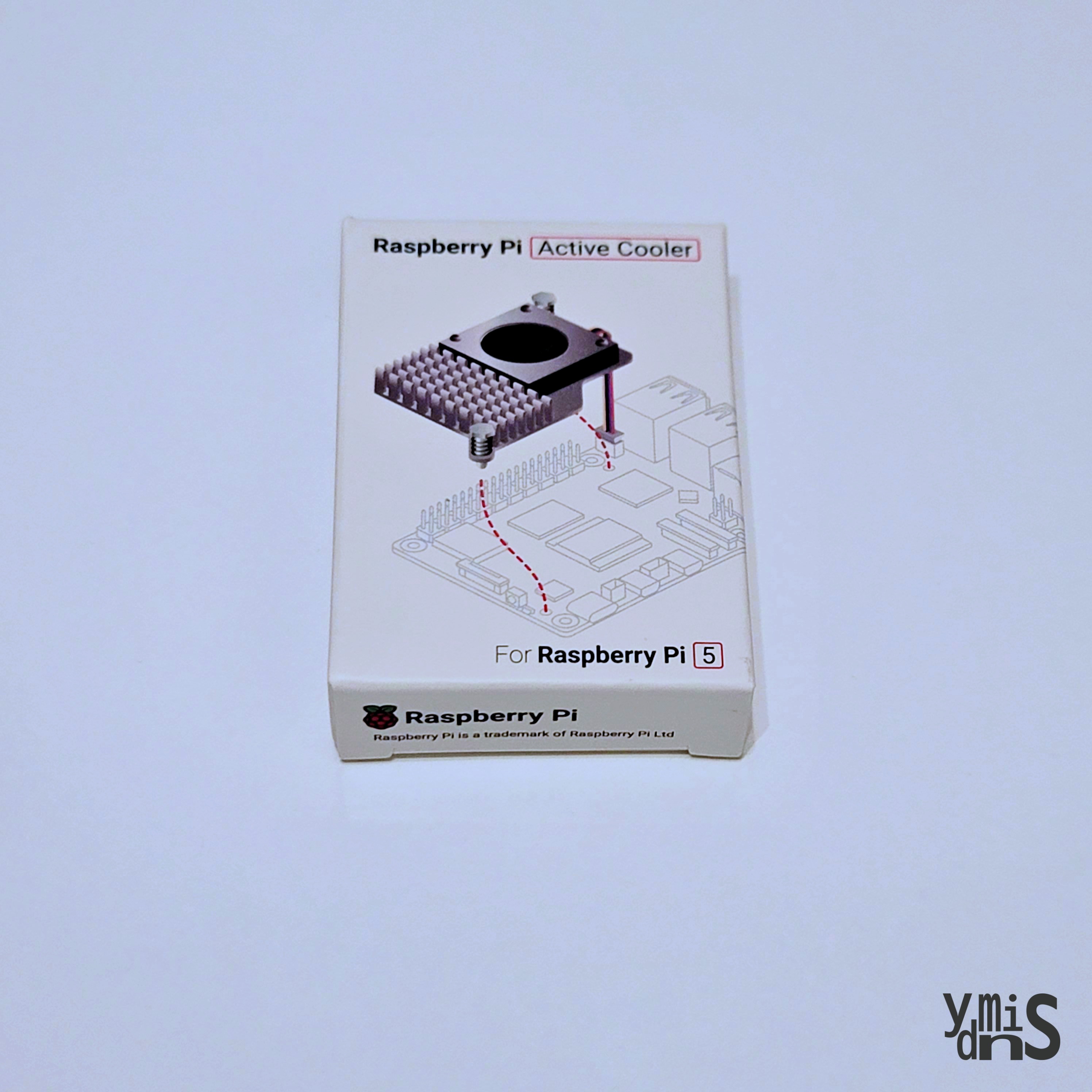 Active Cooler 상자가 테이블 위에 놓여있다.