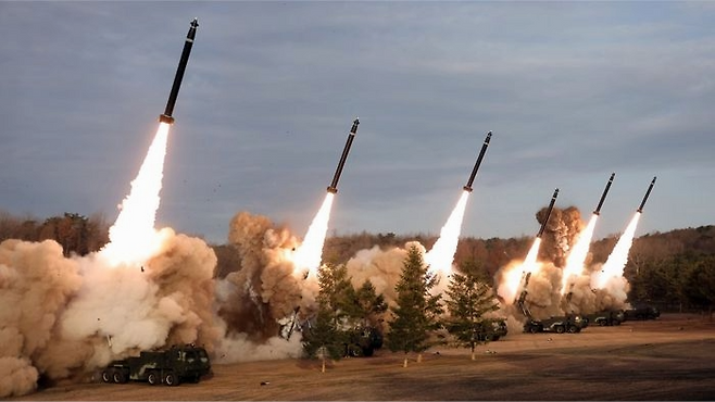 북한, 동해로 탄도미사일 여러 발 발사…무슨 일이 벌어진 건가