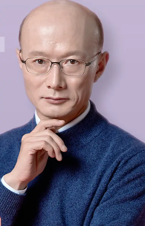 연보라 배경 파란 스웨터를 입은 한석원