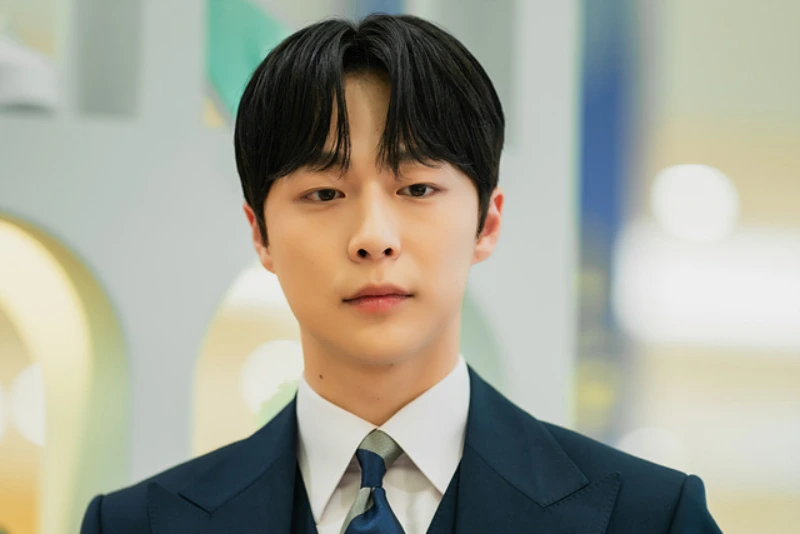 네이비 고급 정장을 입고 서 있는 드라마 열녀박씨 계약결혼뎐의 강태하 캐릭터