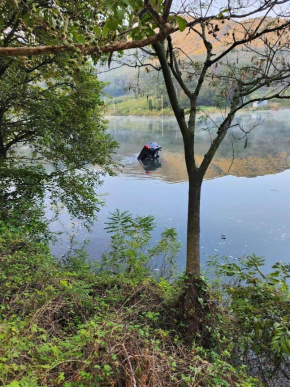 픽업트럭을 몰고 가다 저수지에 빠진 50대 여성 운전자가 차량 내에 형성된 에어포켓 덕분에 1시간여만에 구조됐다. [사진=경산소방서]