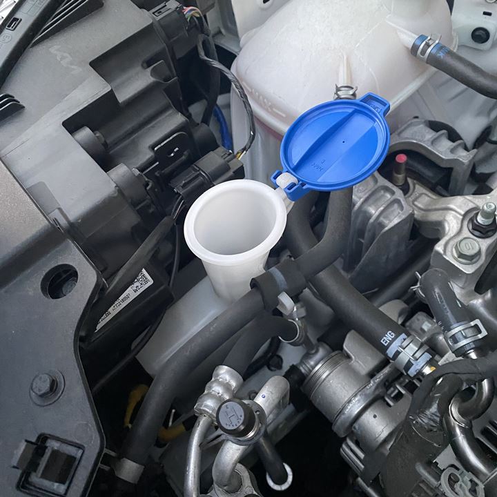 워셔액을-넣기-위해-워셔액-주입구-뚜껑-오픈한-모습