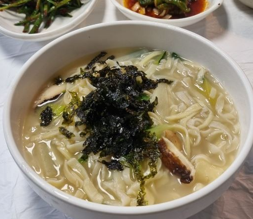 영숙 할매의 손칼국수와 나물전