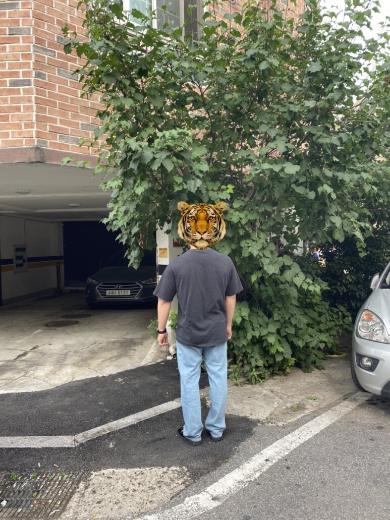 데일리 룩(오뭘입)_칼하트 기본 반팔, 토피 와이드 청바지, MMGL 샌들, OOTD