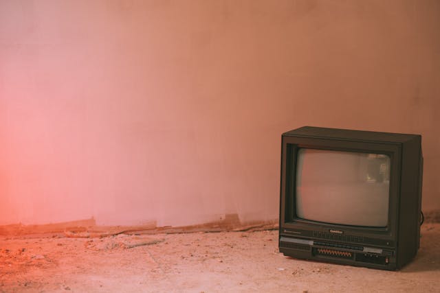 초가을 색감: 블랙 TV와 더스티 로즈 벽