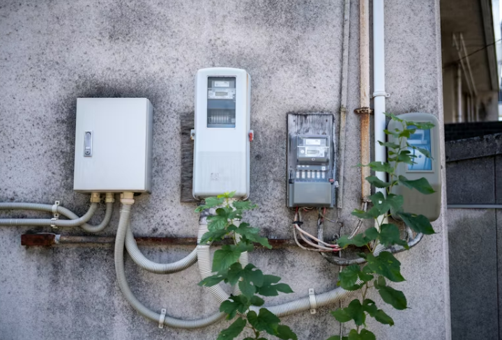 건물 외벽에 설치된 전기 계량기 여러 대와 연결된 배선들