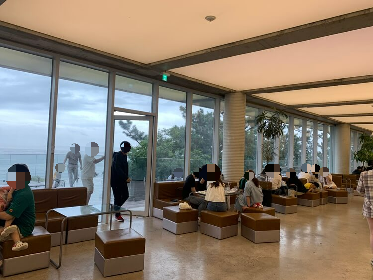 1층 단체 자리 및 바다 뷰