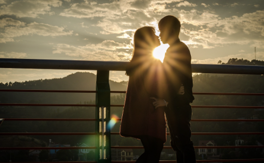 영화 ‘하울의 움직이는 성’ – 마법과 성장, 그리고 사랑의 환상여행