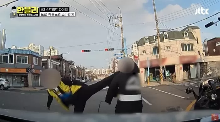 도로 위에서 시비 중인 차량 블랙박스 화면