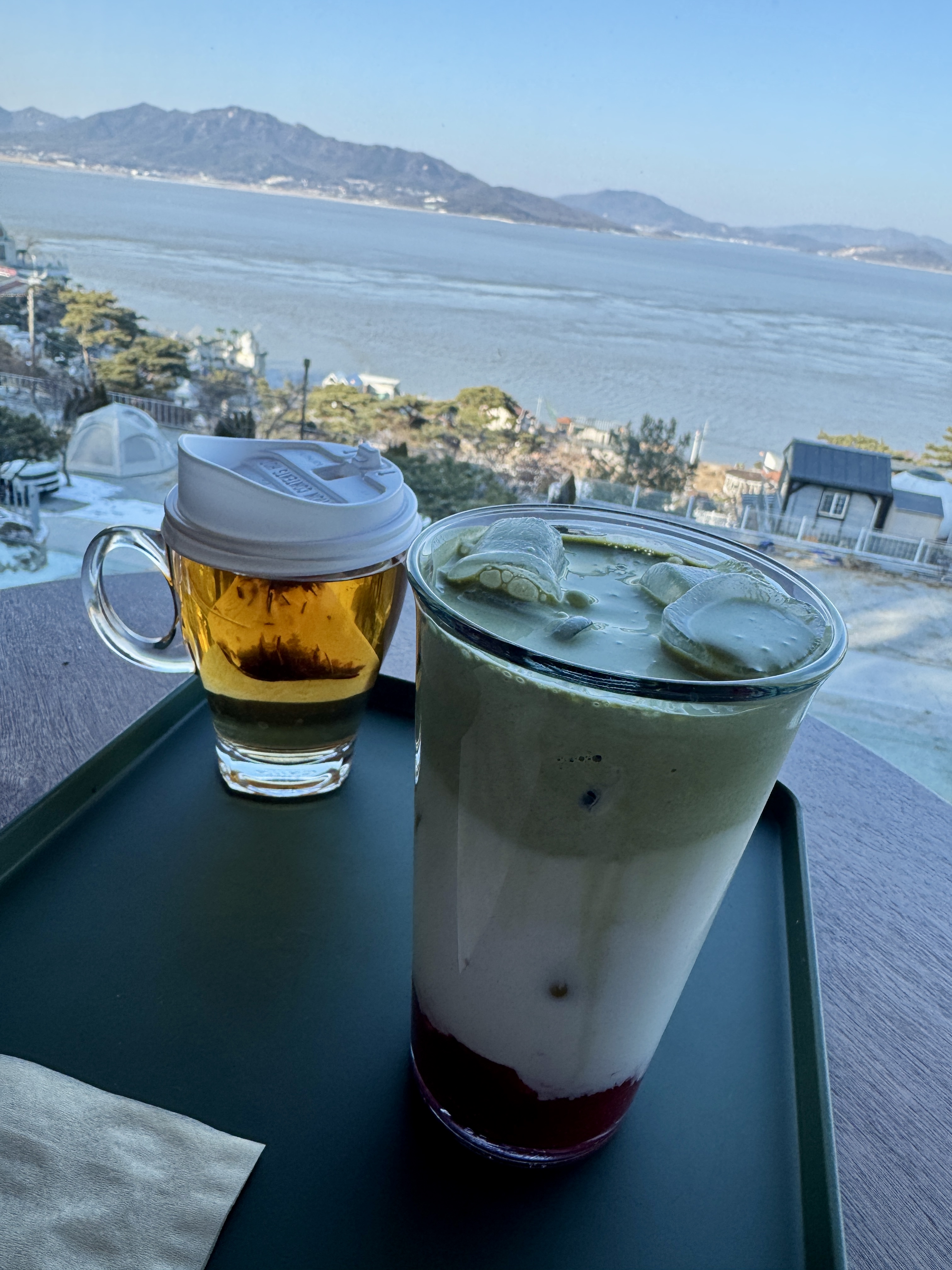 강화도 바다뷰 카페 트라몬토 2층 창가 자리 서해 바다 전망과 말차라떼