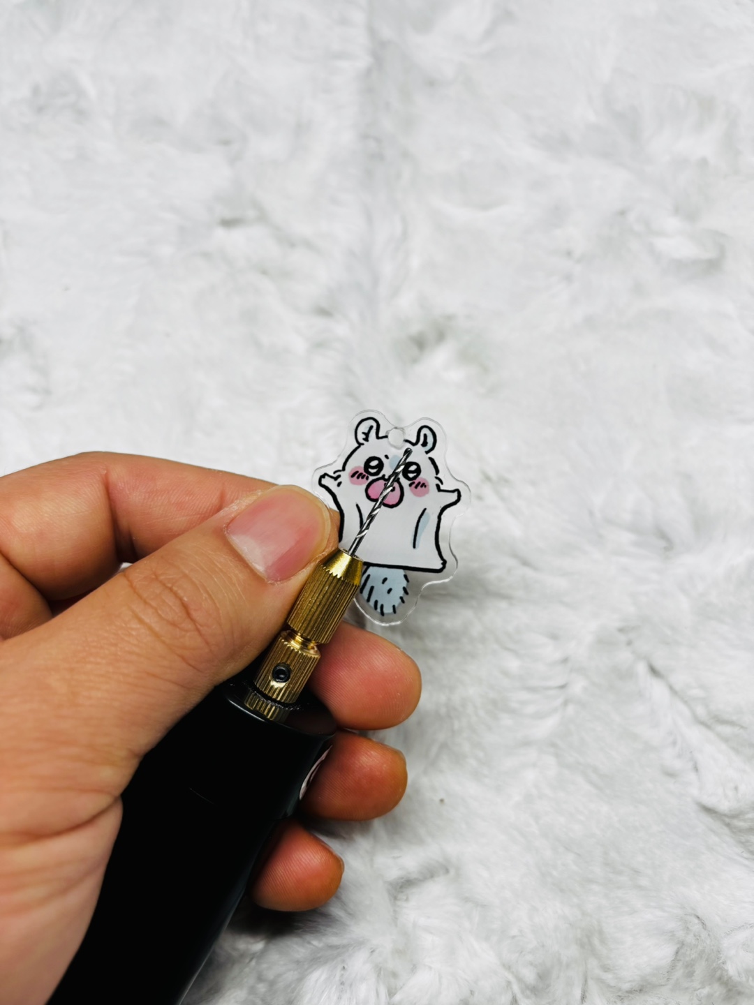 미니 드릴로 구멍 뚫기
