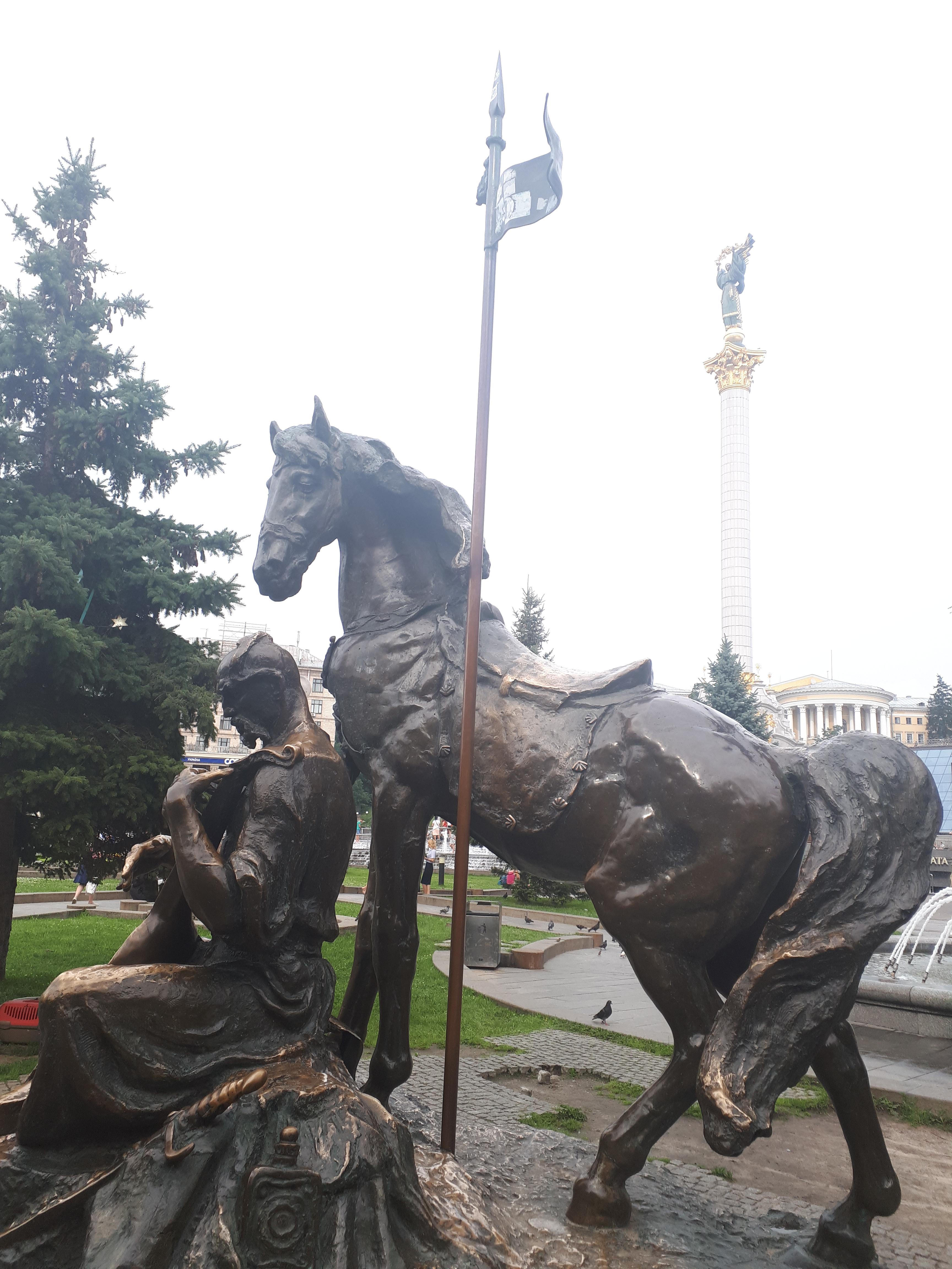 우크라이나 키이우 독립 광장과 기마상