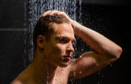 운동 후 샤워하는 남성