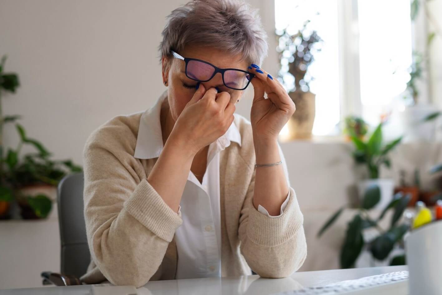 눈을 감고 있는 중년 여성