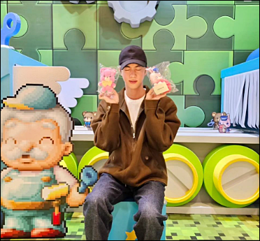 캐릭터-인형을-들고-있는-진