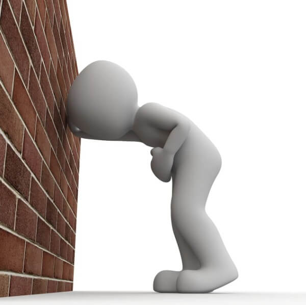 배 아파하는 모습