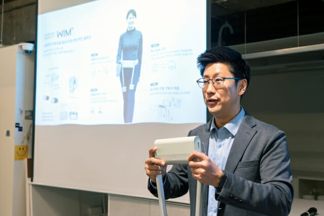 김용재 위로보틱스 대표가 윔을 설명하고 있다.