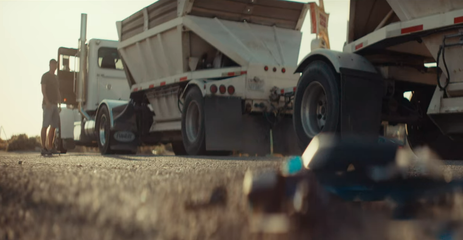 트럭에 부딪혀 부서진 드론