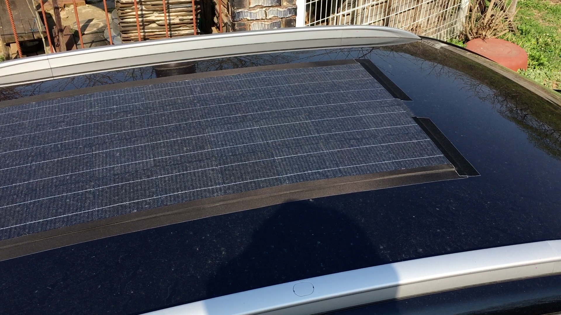 튼튼히 붙어 있는 태양전지판