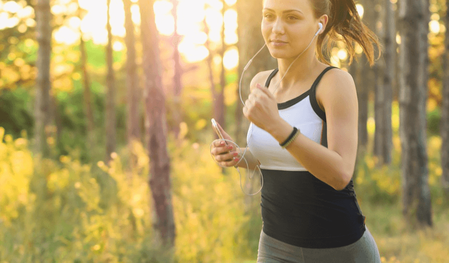 지방간 없애는 방법으로 유산소 운동을 하고 있는 여자