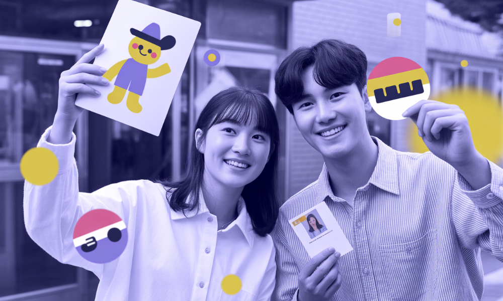 MZ세대가 개성 있는 투표 인증 용지와 아이돌 포토카드를 들고 투표소 앞에서 웃으며 인증샷을 찍는 모습.