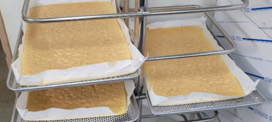 식힘판에서 빵 식히기