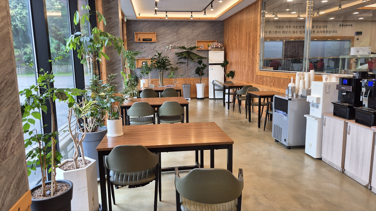 넓은 대기장소 아이스아메리카노를 만들수 있는 얼음보관함과 커피가 있다.