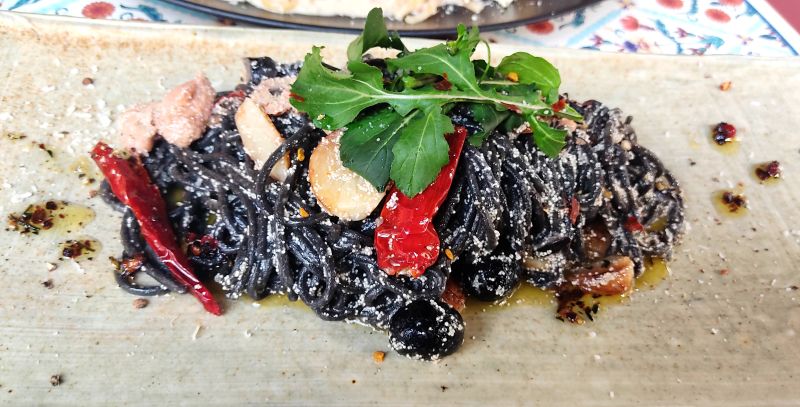 먹물 파스타와 명란 건고추 루꼴라 마늘 블랙올리브로 구성된 명란오일파스타