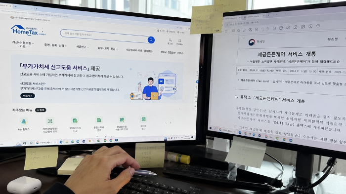 홈택스 화면을 직접 확인하며 세금 정보를 살펴보는 업무 환경