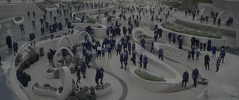 많은 스크럴 외계인들이 모여 있는 도시 광장 장면