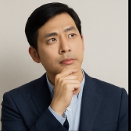 고민하고 있는 남자의 모습