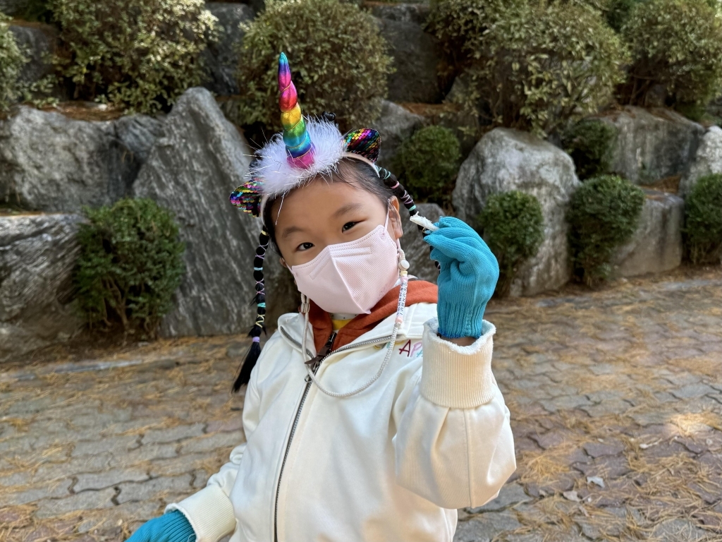 초등학교 1학년 아이의 봄철 꽃가루 비염 예방 마스크 착용 모습