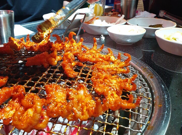 은화계-닭발이-꽃모양처럼-통통하게-불판에서-먹음직스럽게-구워지고있다