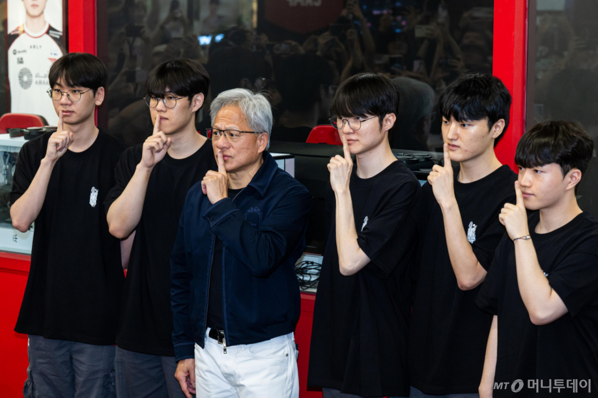 젠슨 황 페이커 선물: 지포스 RTX 5090 최초 공개와 엔비디아 AI PC 전략 분석