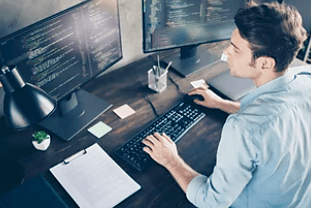 컴퓨터를-하는-남자