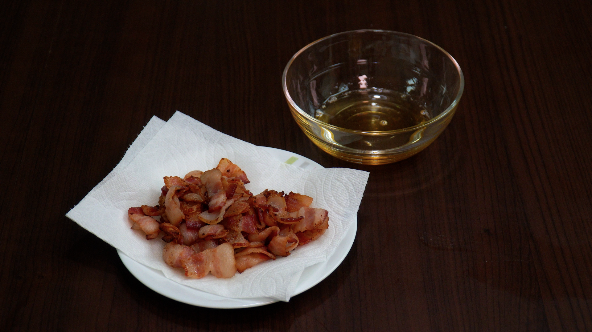 덜어둔 베이컨과 기름