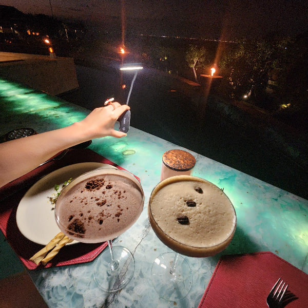 어두워진 배경 밤이다. 카테일 두 잔과 간식