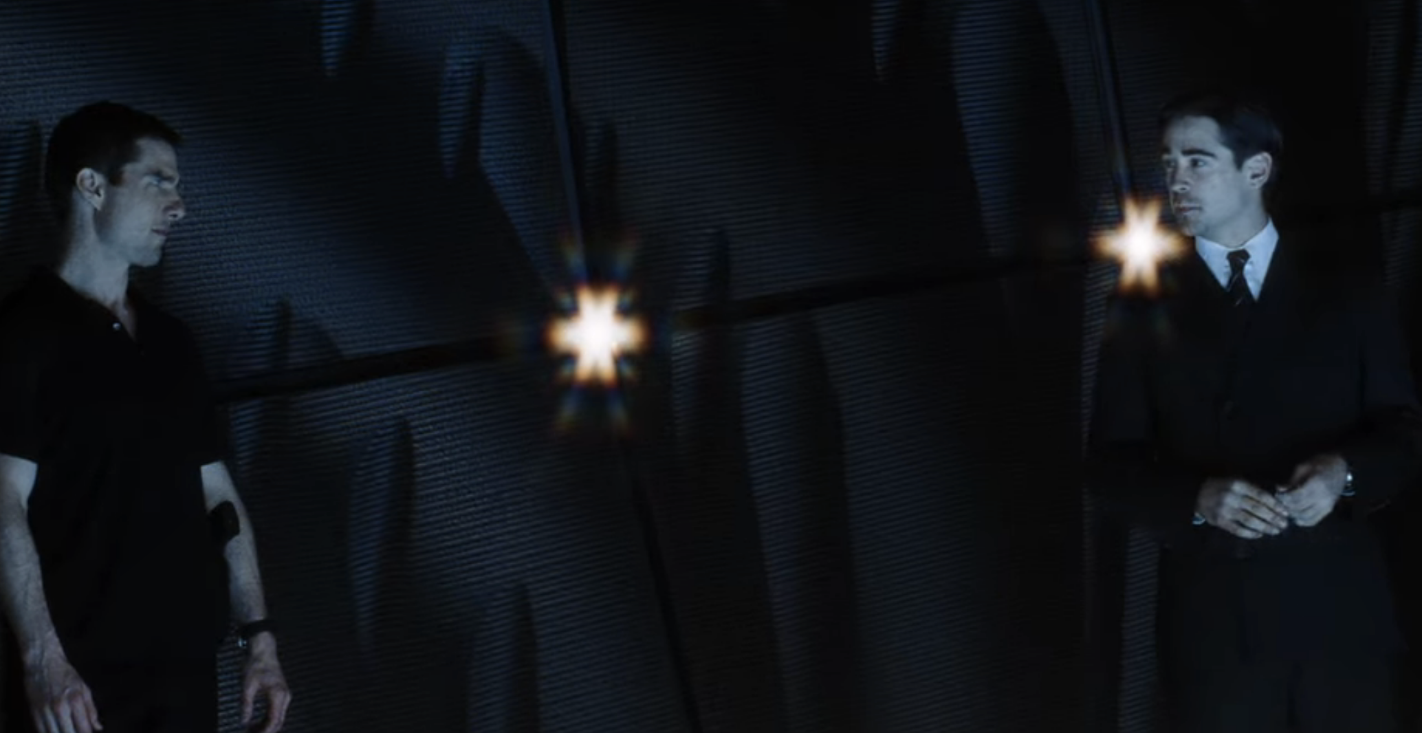 영화의 한 장면.
존과 대니가 대화를 나누고 있다.