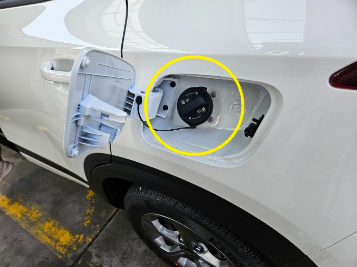 기아 셀토스 주유구 버튼 위치