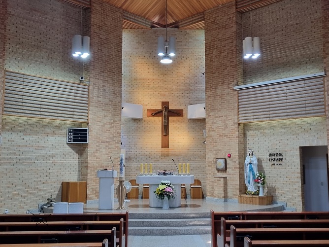 애막골성당 성전 내부 제대, 제단, 십자고상, 감실, 성모상 사진