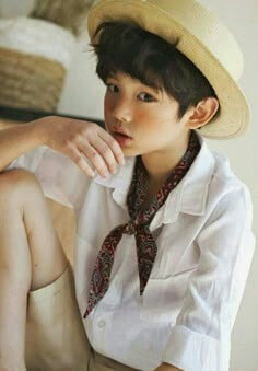 흰색-중절모를쓰고-빈티지나는-옷을입고-자세를-잡고-앉아있는-앳띤-남자아이