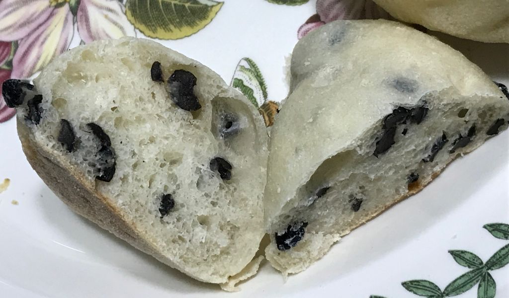 블랙 올리브빵 단면 사진입니다.