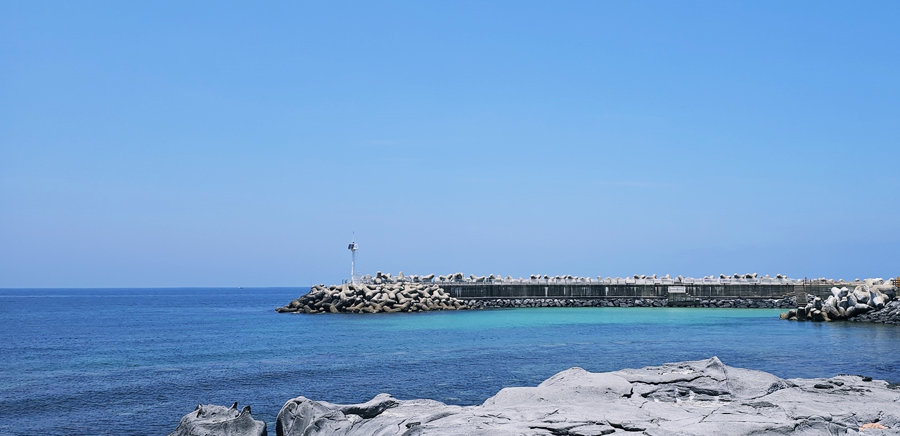 제주-구엄리-돌염전에서-바라보는-바다풍경