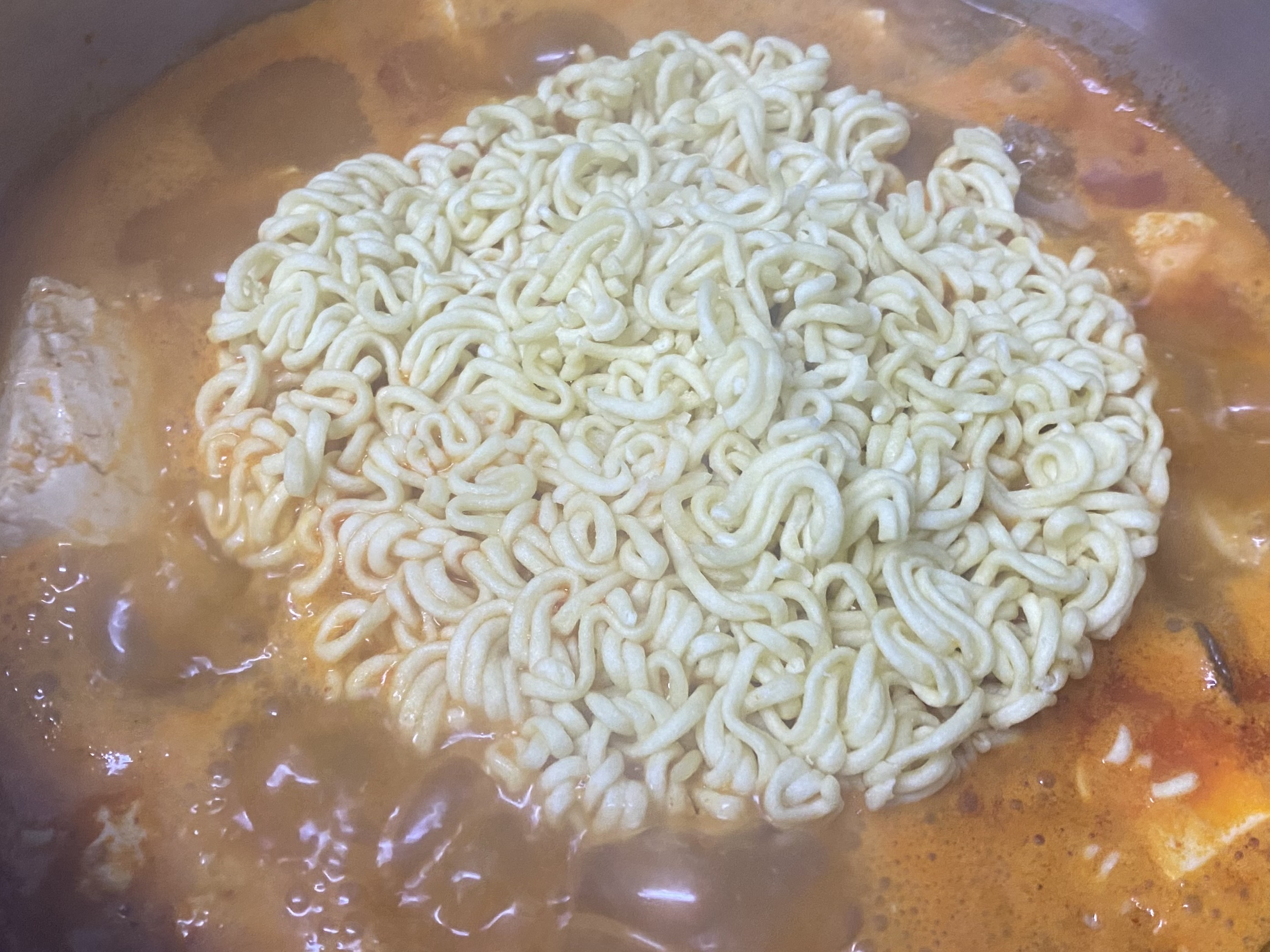 비비고 순살감자탕 조리 마지막에 라면 사리를 추가한 사진입니다.