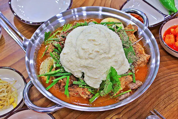 콩크림감자탕 들깨콩나물무침 얼큰감자탕 끓이면 더 맛있어지는 강릉 초당 맛집 추천 생방송투데이 리얼맛집 오늘방송 먹킷리스트