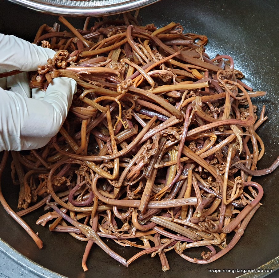 고사리나물을 볶기 위해서 준비된 고사리를 팬에 잘 펴서 놓아주는 사진