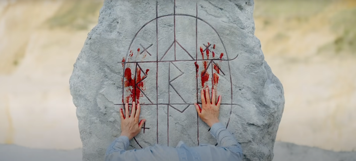 한층 더 선명한 피의 색감 (영화 '미드소마')