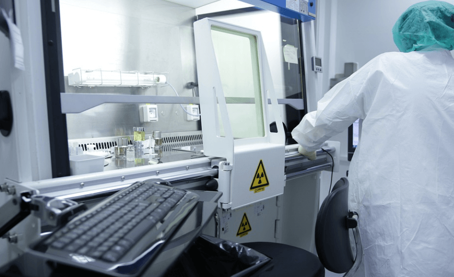 설사를 자주 하는 이유를 알아내기 위해 의료기기로 검사하고 있는 검사원