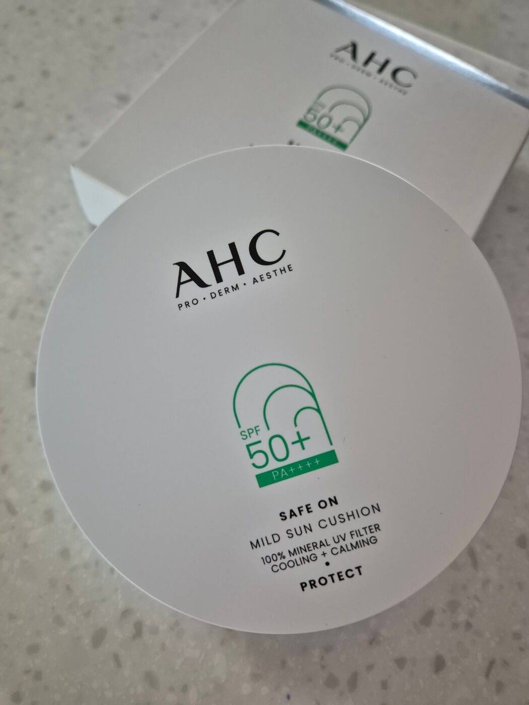 AHC 시카 카밍 선크림 용기